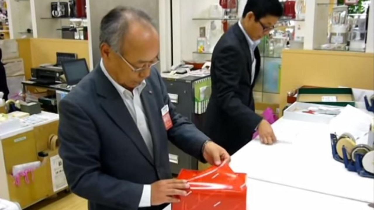 Japanac pakuje poklon