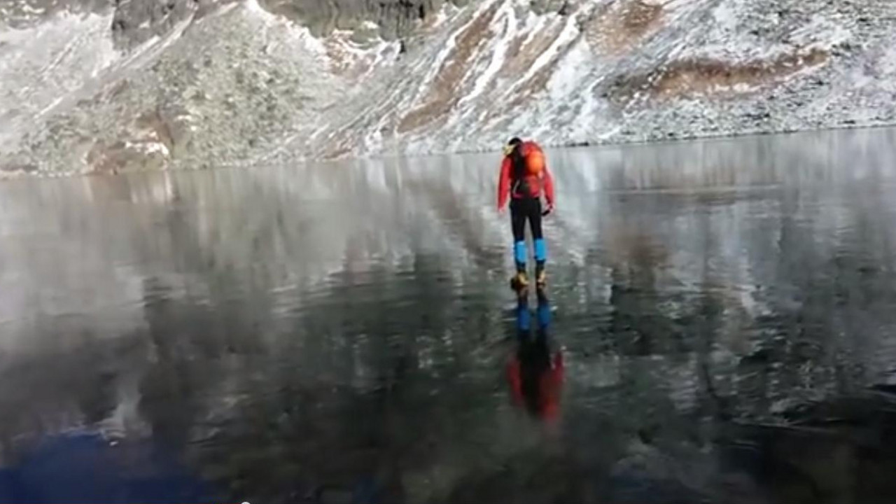 Čovek hoda po zamrznutom jezeru