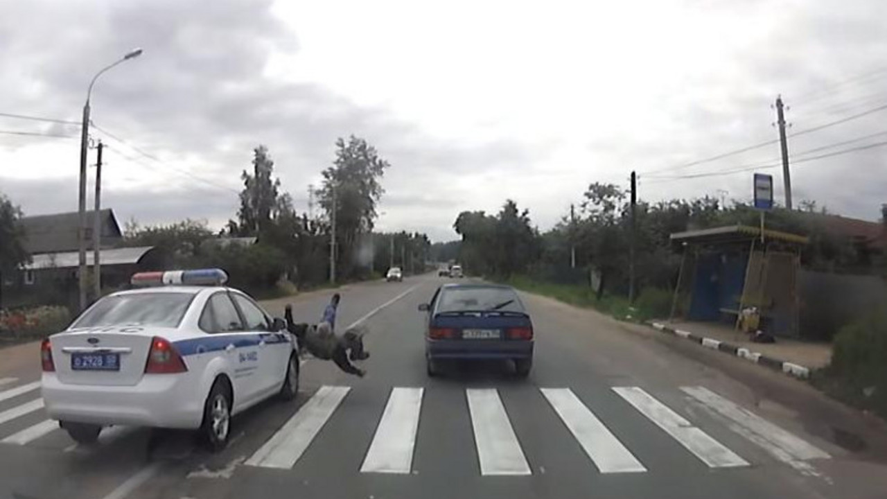 Ruska saobraćajna policija gazi pešaka