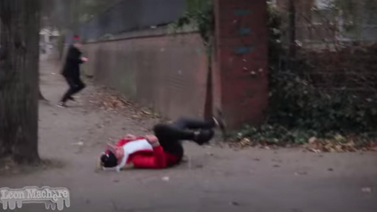 Momak leži na zemlji dok drugi momak beži