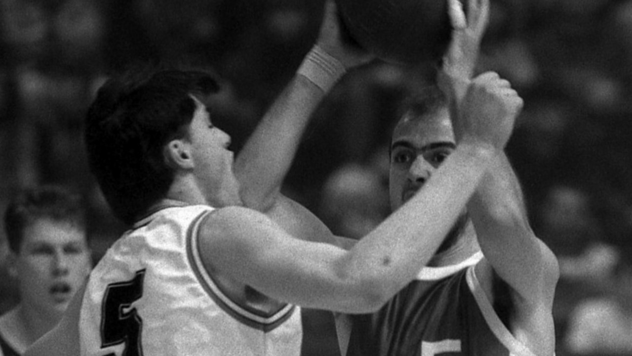 Duel Nebojše Ilića i Predraga Danilovića u meču Crvene zvezde i Partizana početkom 90-tih