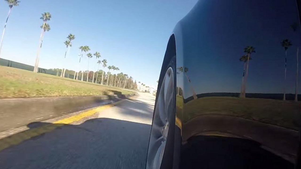 Tesla P85D u trci sa Ferrarijem 550