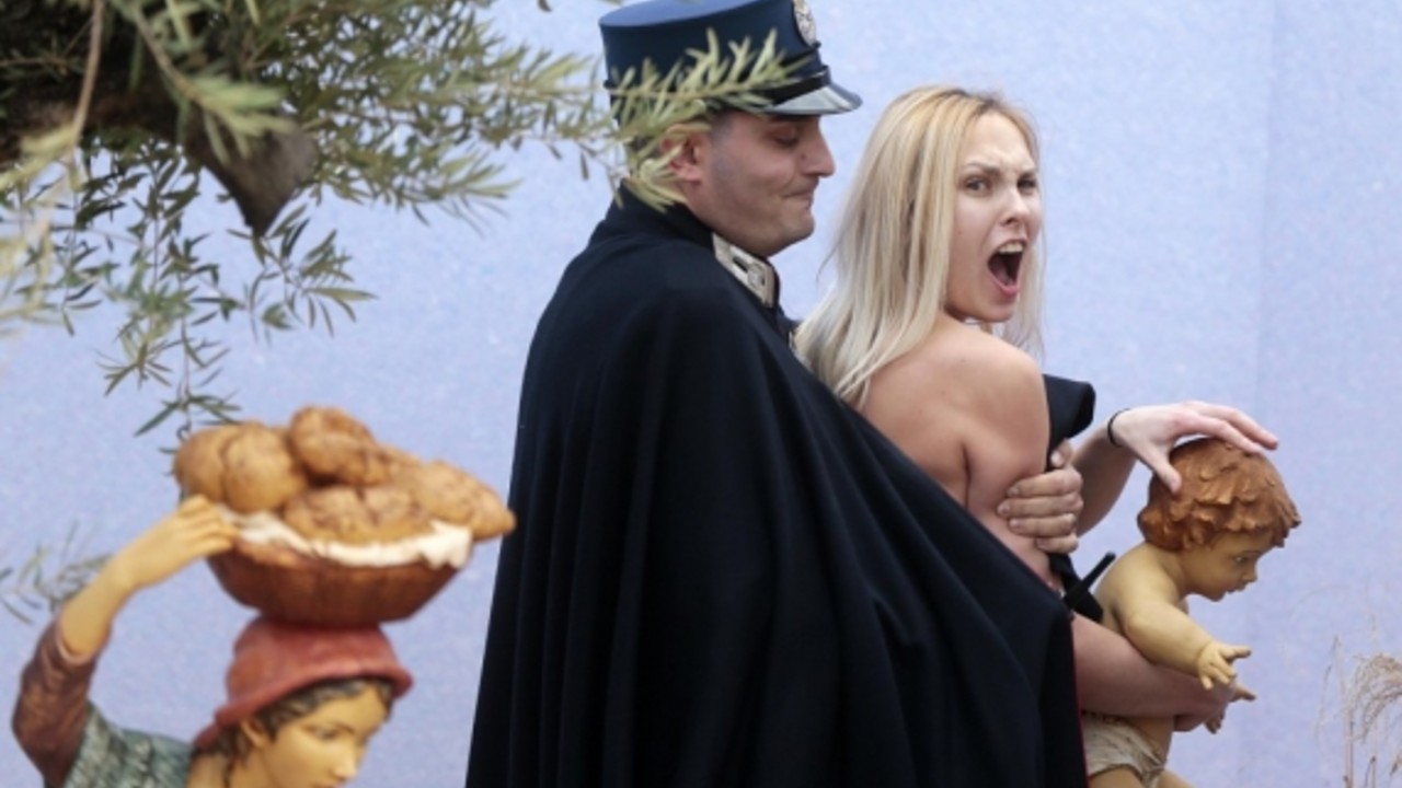 Članica Femen ukrala bebu Isusa
