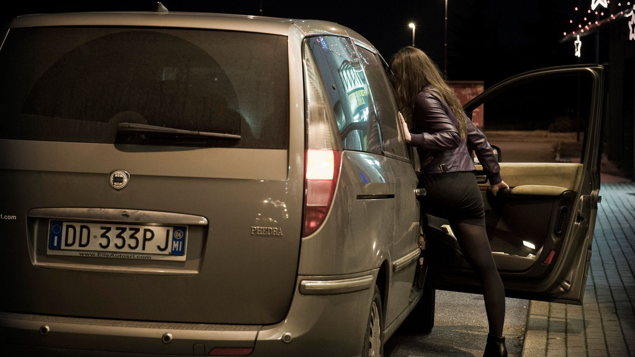 Prostitutka ulazi u auto klijenta