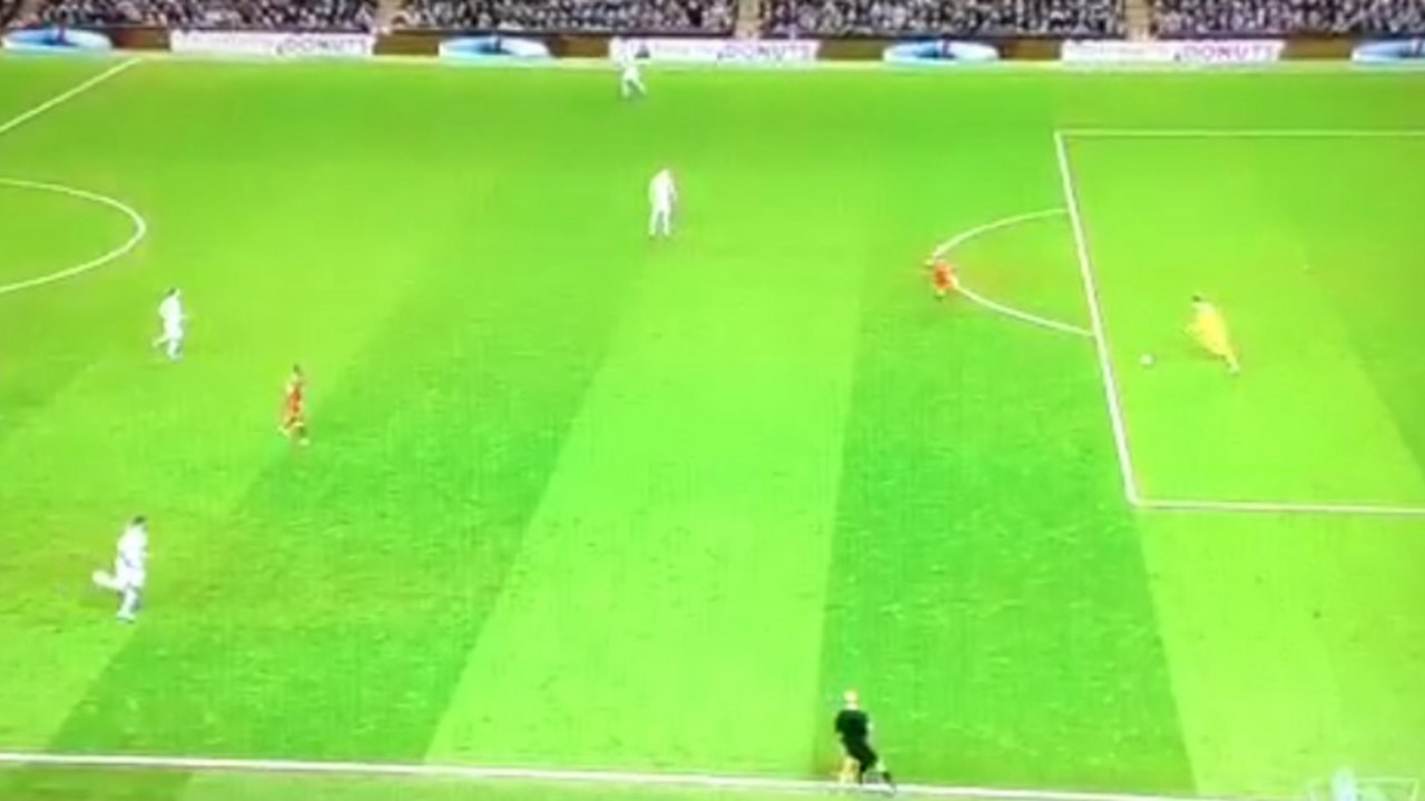 Lukaš Fabijanski pogađa Adama Lalanu u meču Liverpul - Svonsi