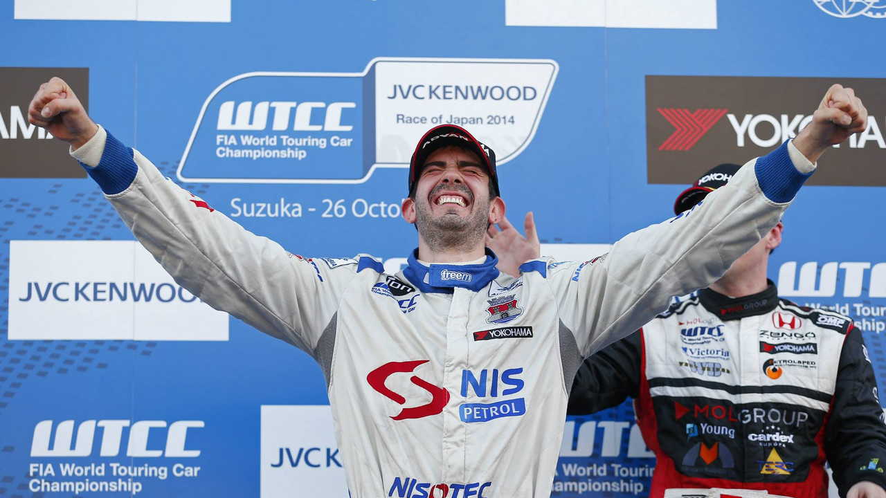 Dušan Borković na pobedničkom podijumu slavi osvojeno drugo mesto na stazi Suzuka u Japanu