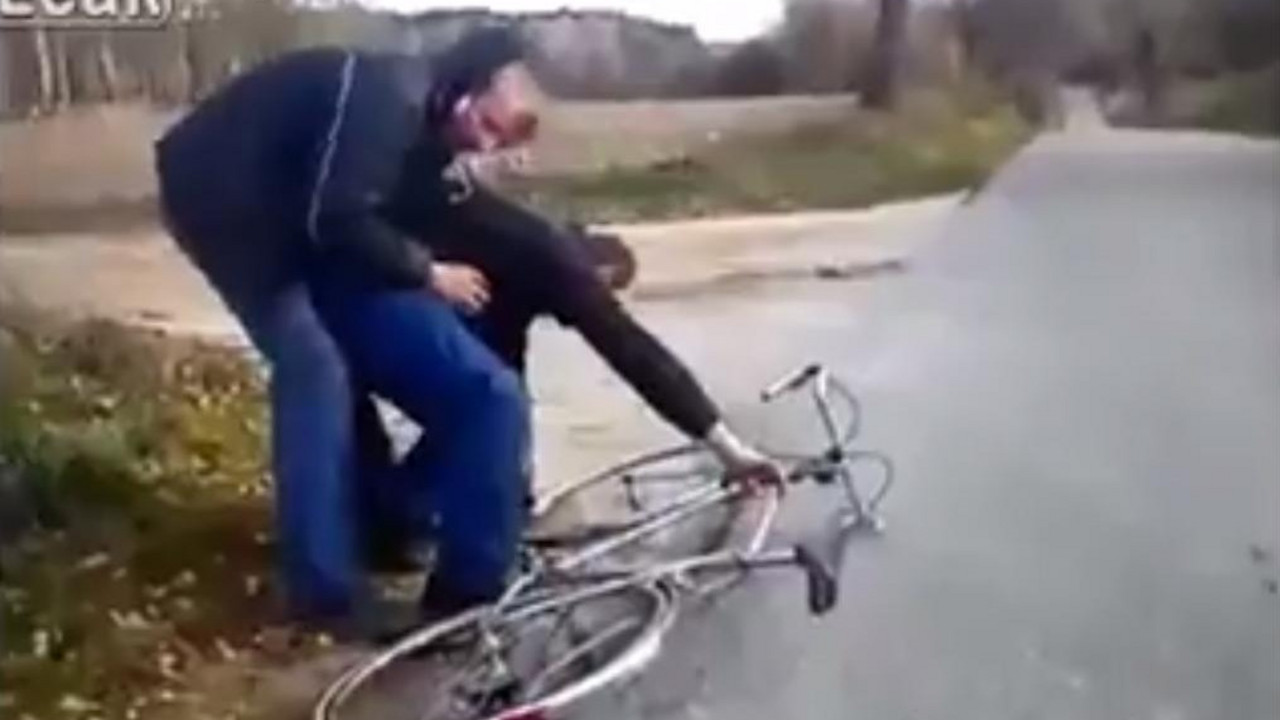 Pijanac hoće da vozi bicikl