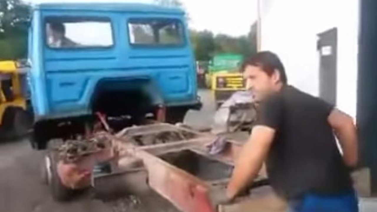 Čovek gura kamion