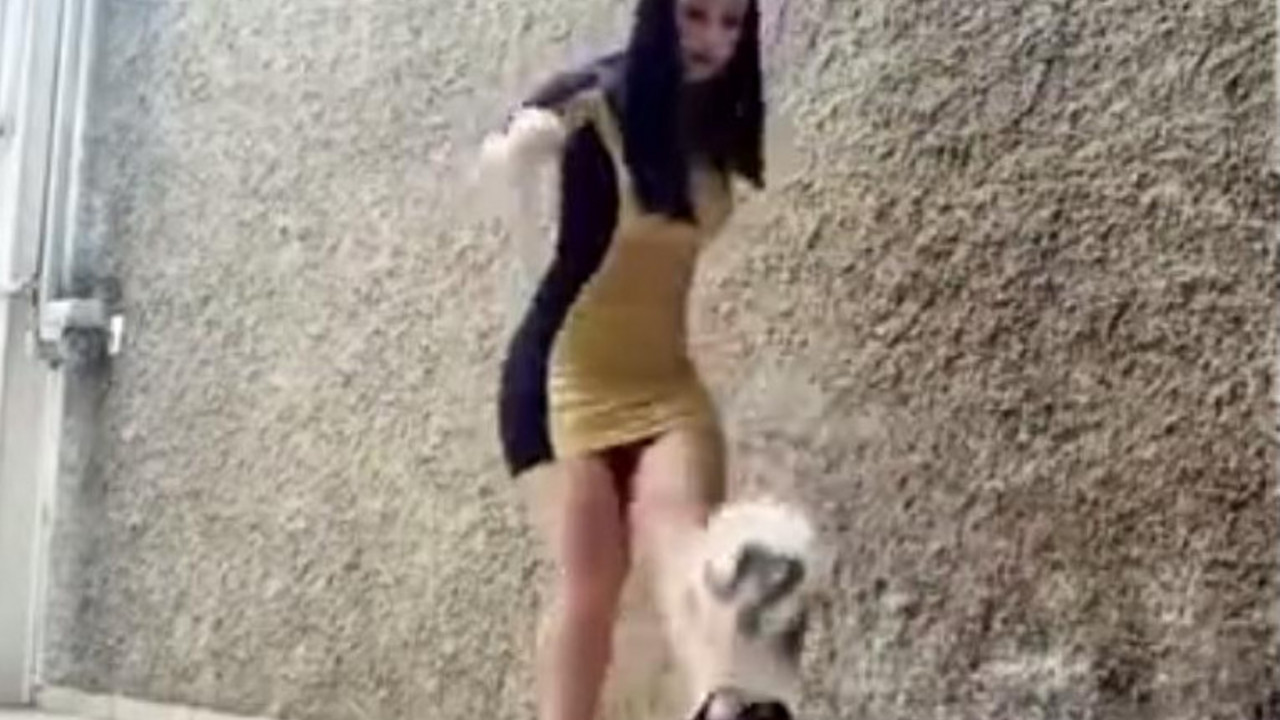 Devojka žonglira u visokim štiklama