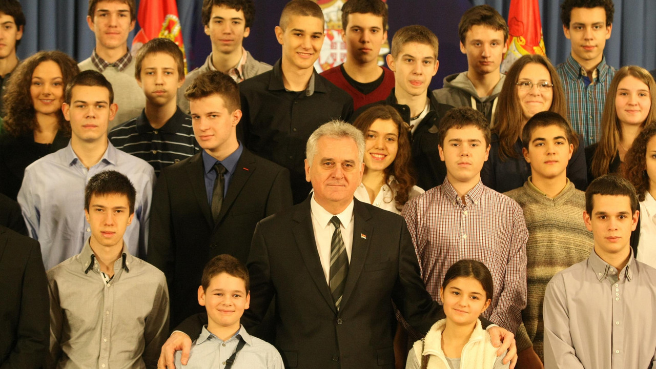 Tomislav NIkolić sa đacima