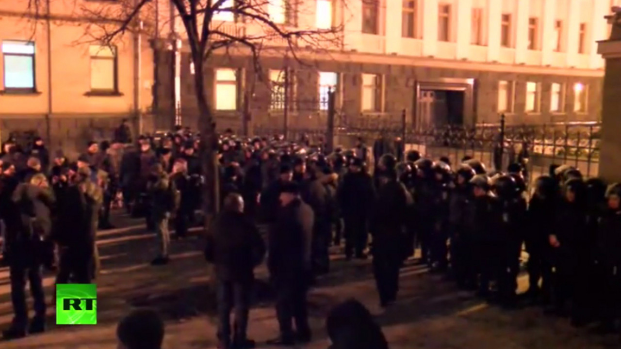 Demonstranti pokušavaju da uđu kod Porošenka