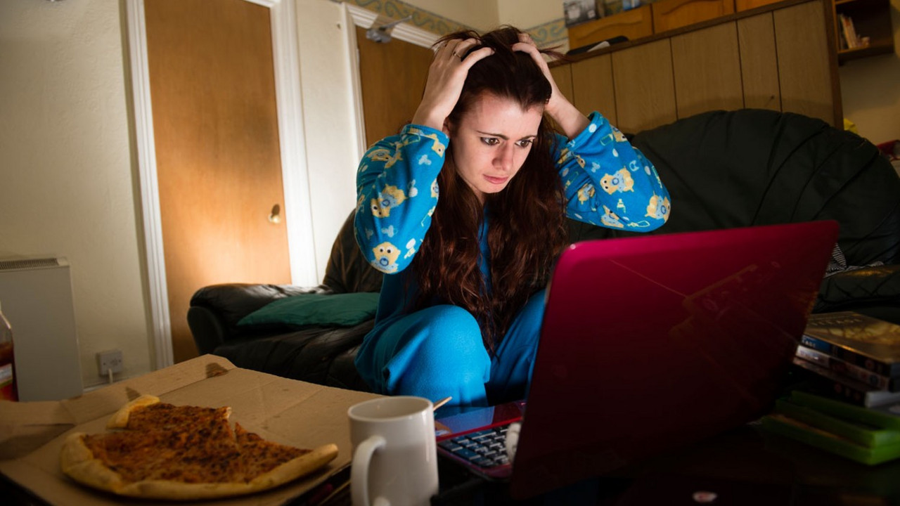 Zabrinuta devojka gelda laptop