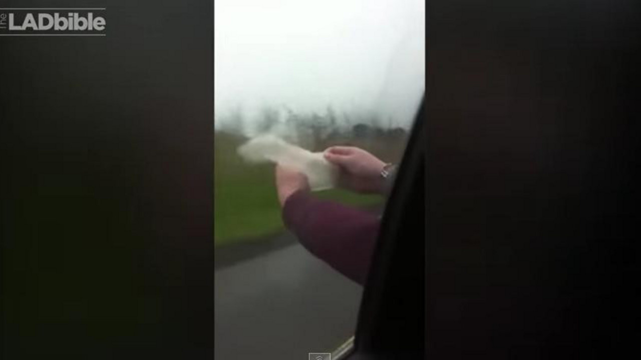 Kondom se viori kroz prozor automobila