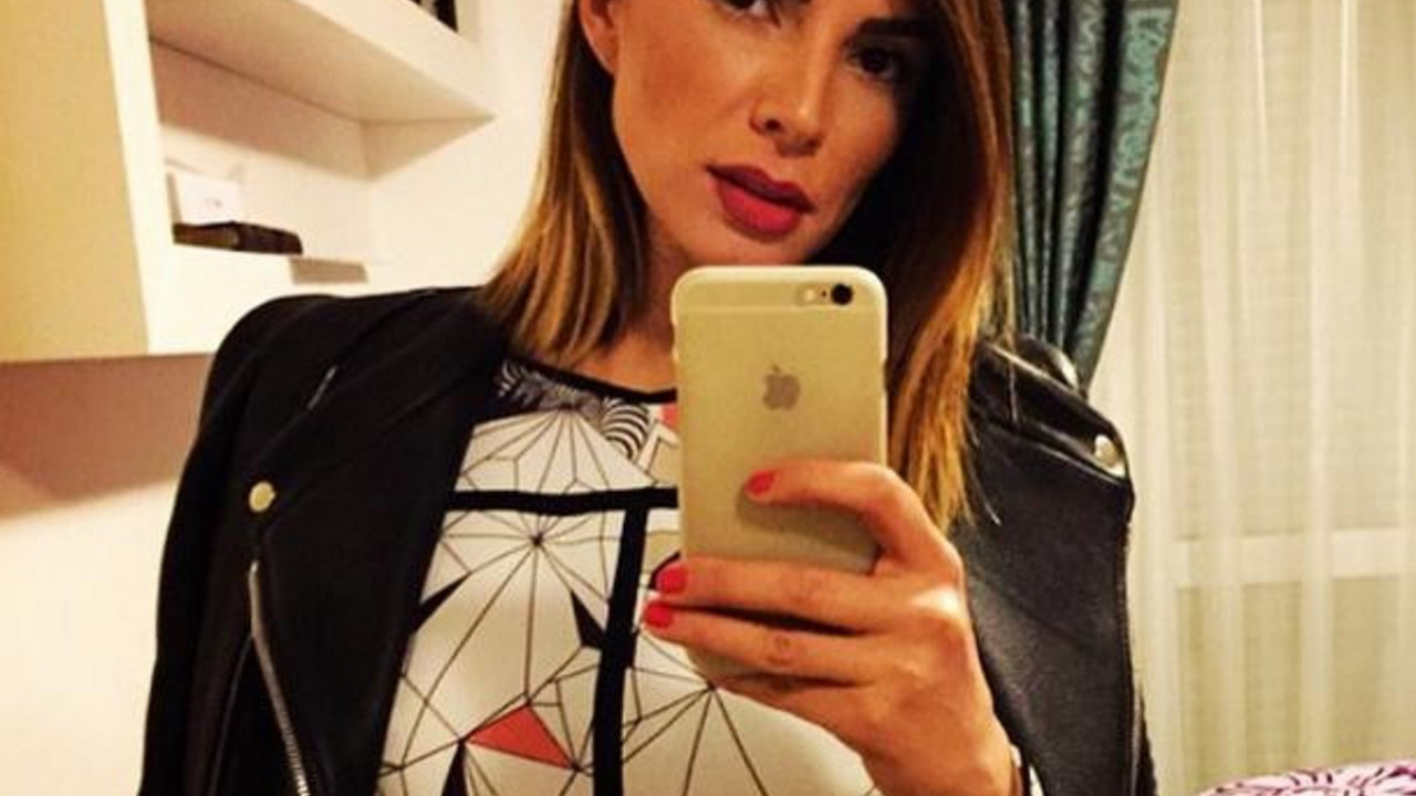 Selfi u ogledalu pevačice Marine Tadić
