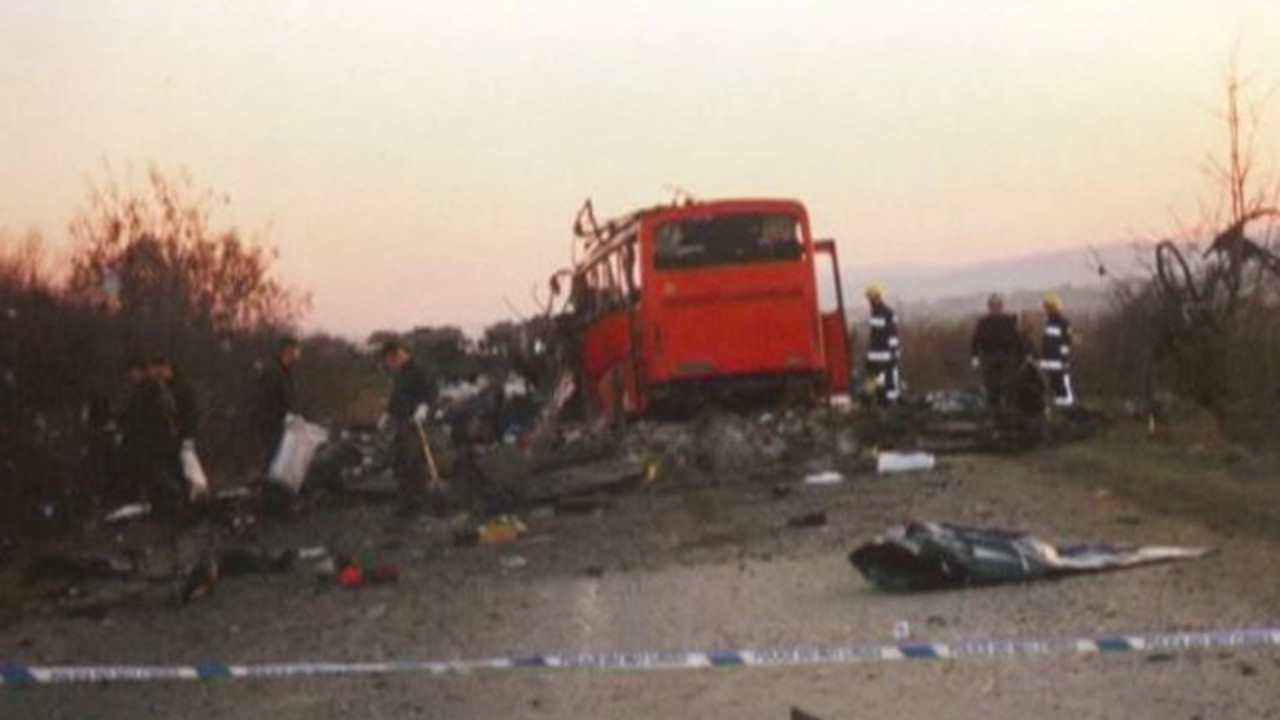 Raznet autobus Niš ekspresa 2001. kod Podujeva