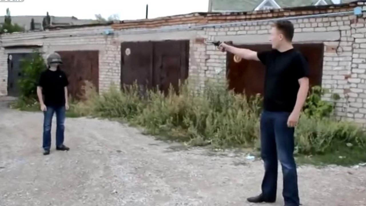 Čovek puca u neprobojni šlem 