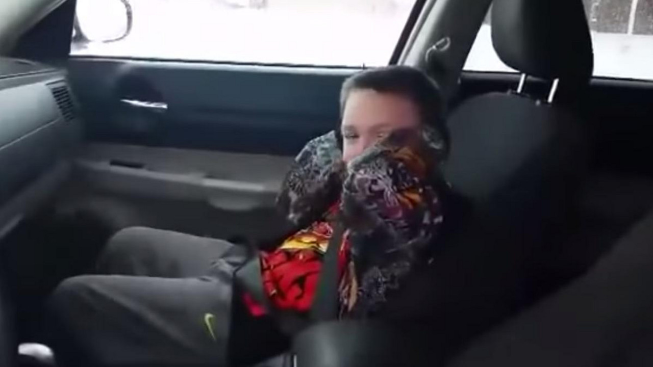 Dete drži ruke preko ušiju