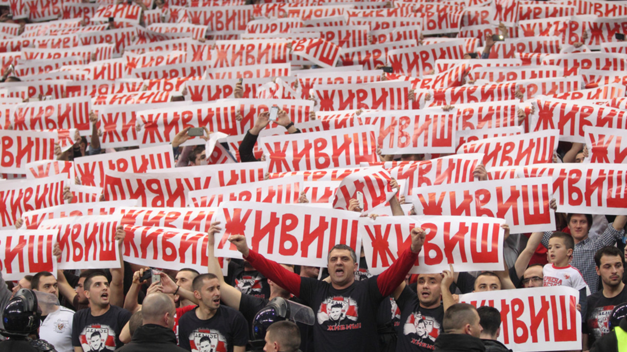 Navijači Crvene zvezde sa transparentom posvećenom Marku Ivkoviću