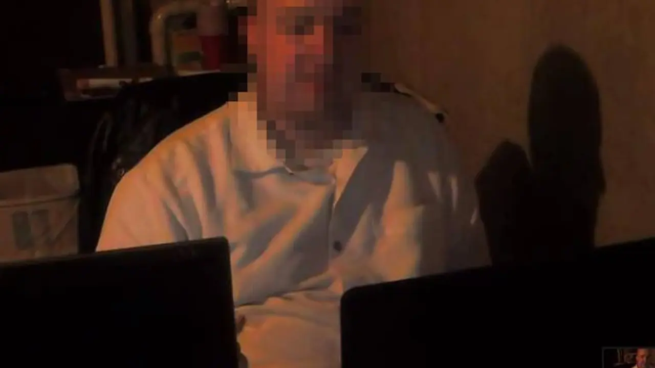 Čovek ispred kompjutera