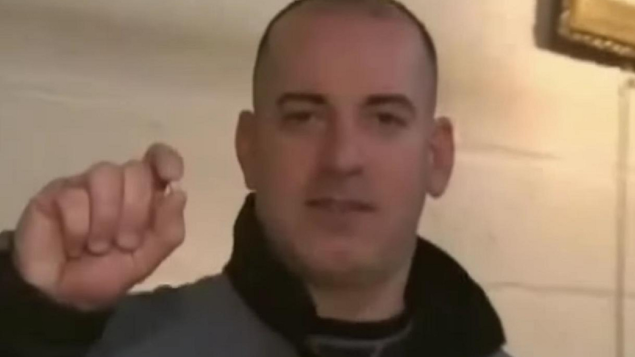 Čovek pokazuje biser