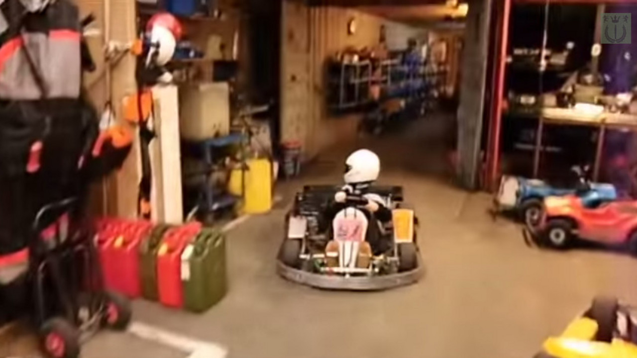 Klinac parkira karting u garažu