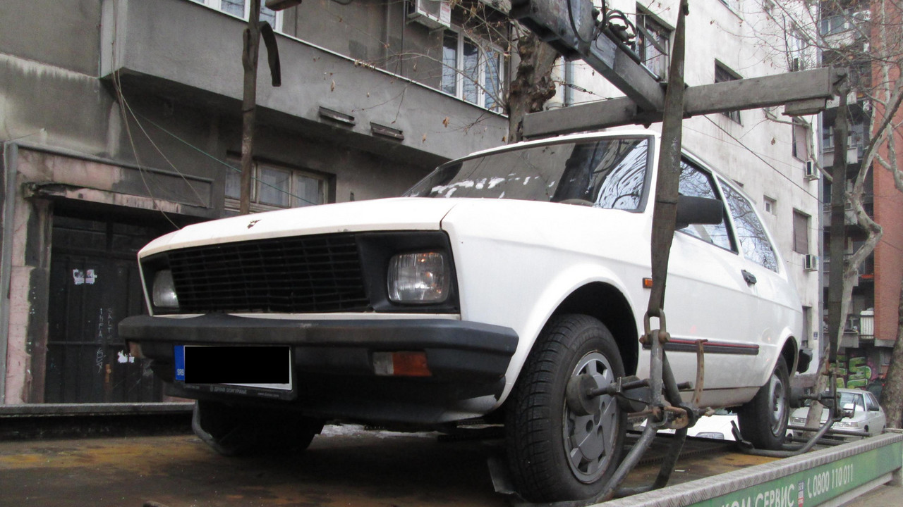 Pauk nosi automobil
