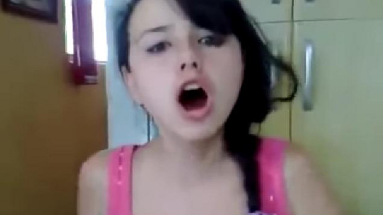 Lepa devojka podriguje