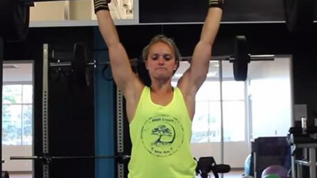 Žena diže tegove