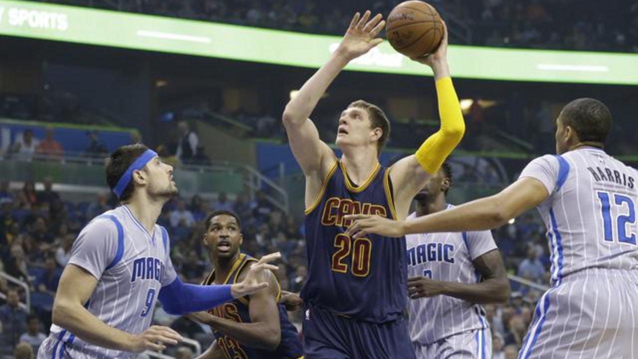 Timofej Mozgov šutira na koš 