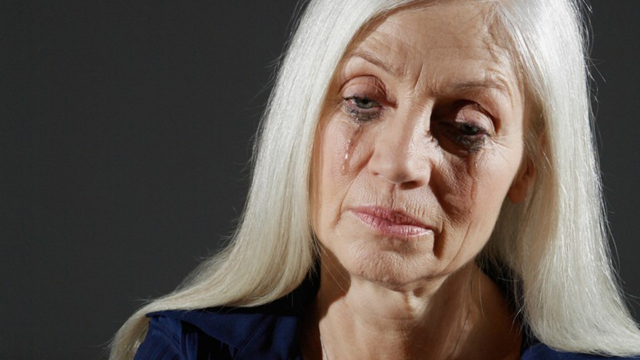 Žena plače