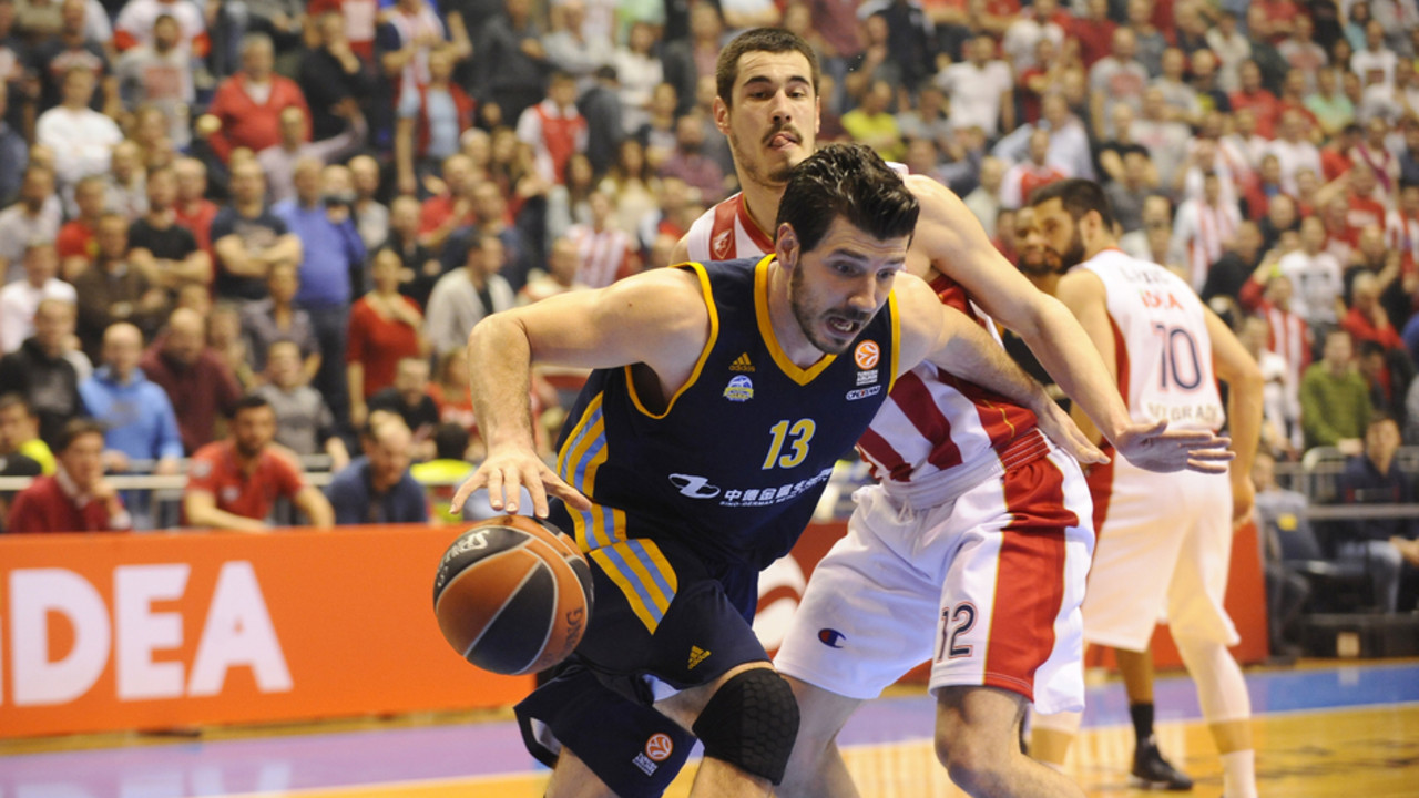 Marko Banić u duelu sa Nikolom Kalinićem u meču Evrolige Crvena zvezda - Alba u beogradskom Pioniru