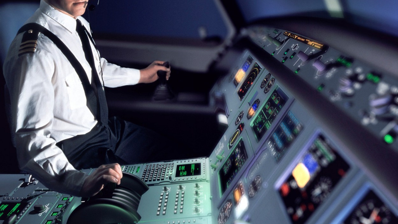 Pilot u kokpitu putničkog aviona