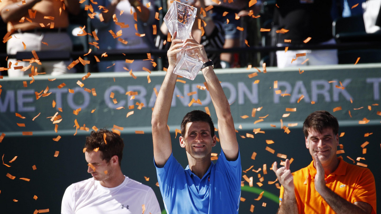 Novak Đoković podiže trofej posle pobede nad Endijem Marejem u finalu ATP turnira u Majamiju