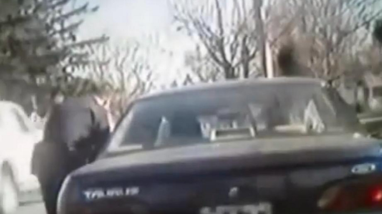 Policajac piše saobraćajnu kaznu