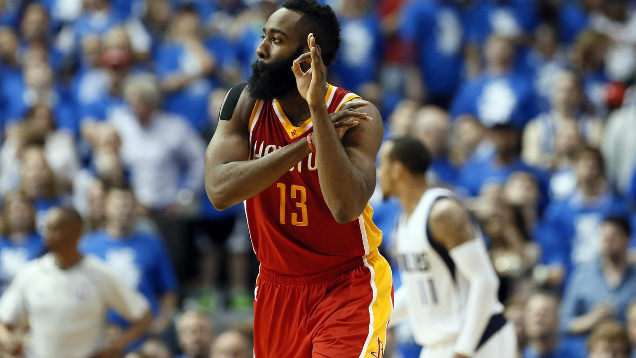 Džejms Harden slavi koš u meču protiv Dalas Maveriksa