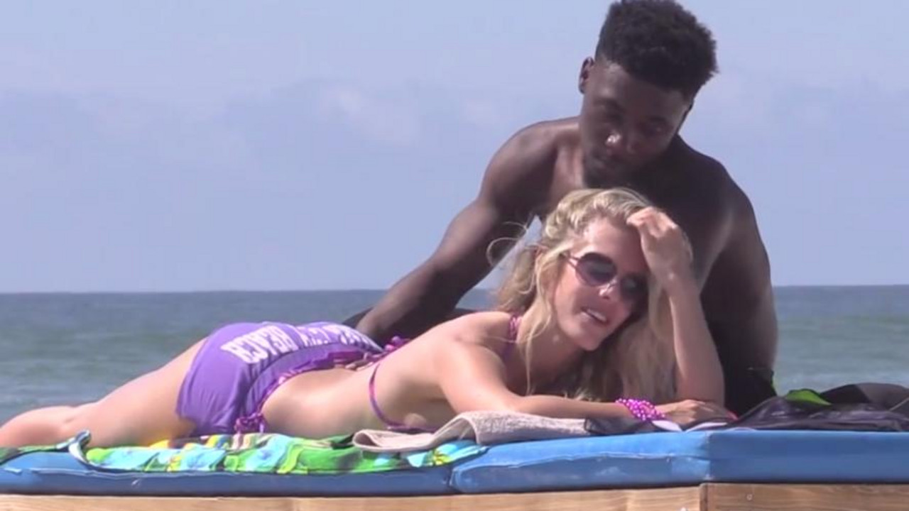 Devojka na plaži 