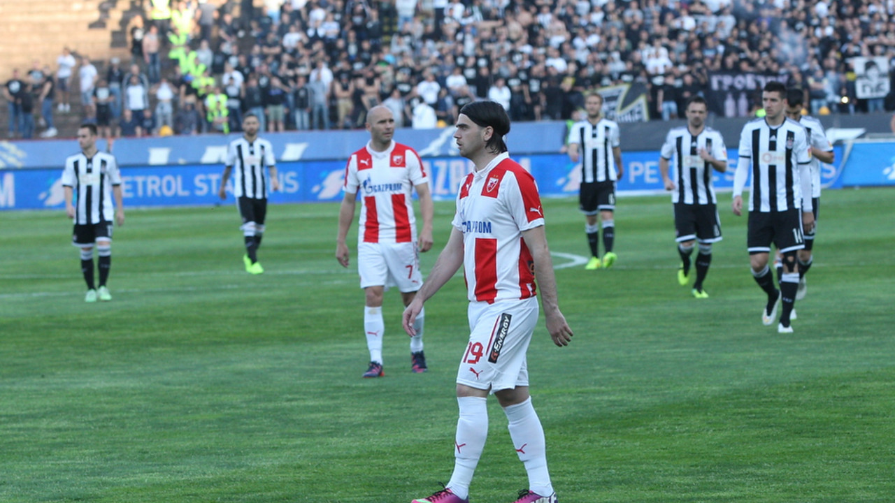 Miloš Cvetković napušta teren posle derbija