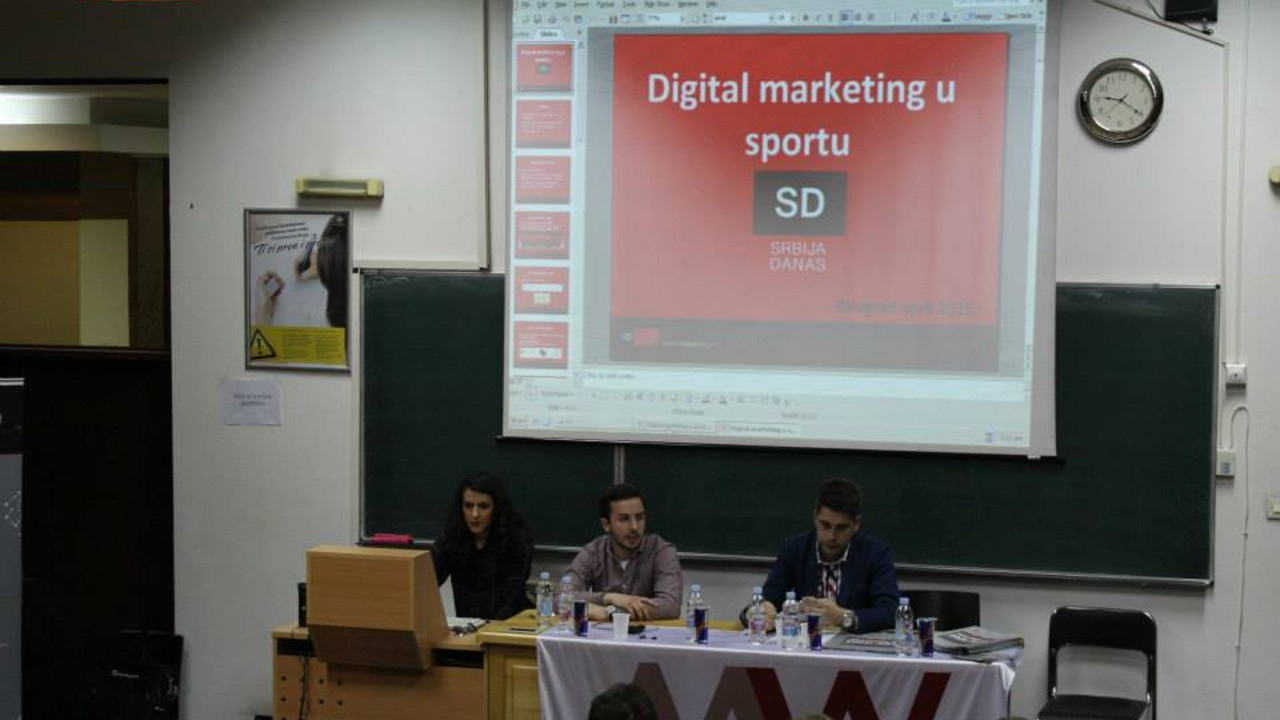 Strahinja Ćalović (u sredini), social media manager portala SrbijaDanas.com na tribini na Ekonomskom fakultetu