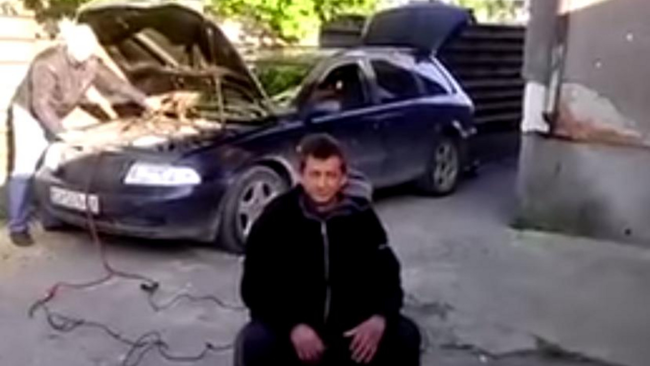 Čovek sedi na automobilskim gumama