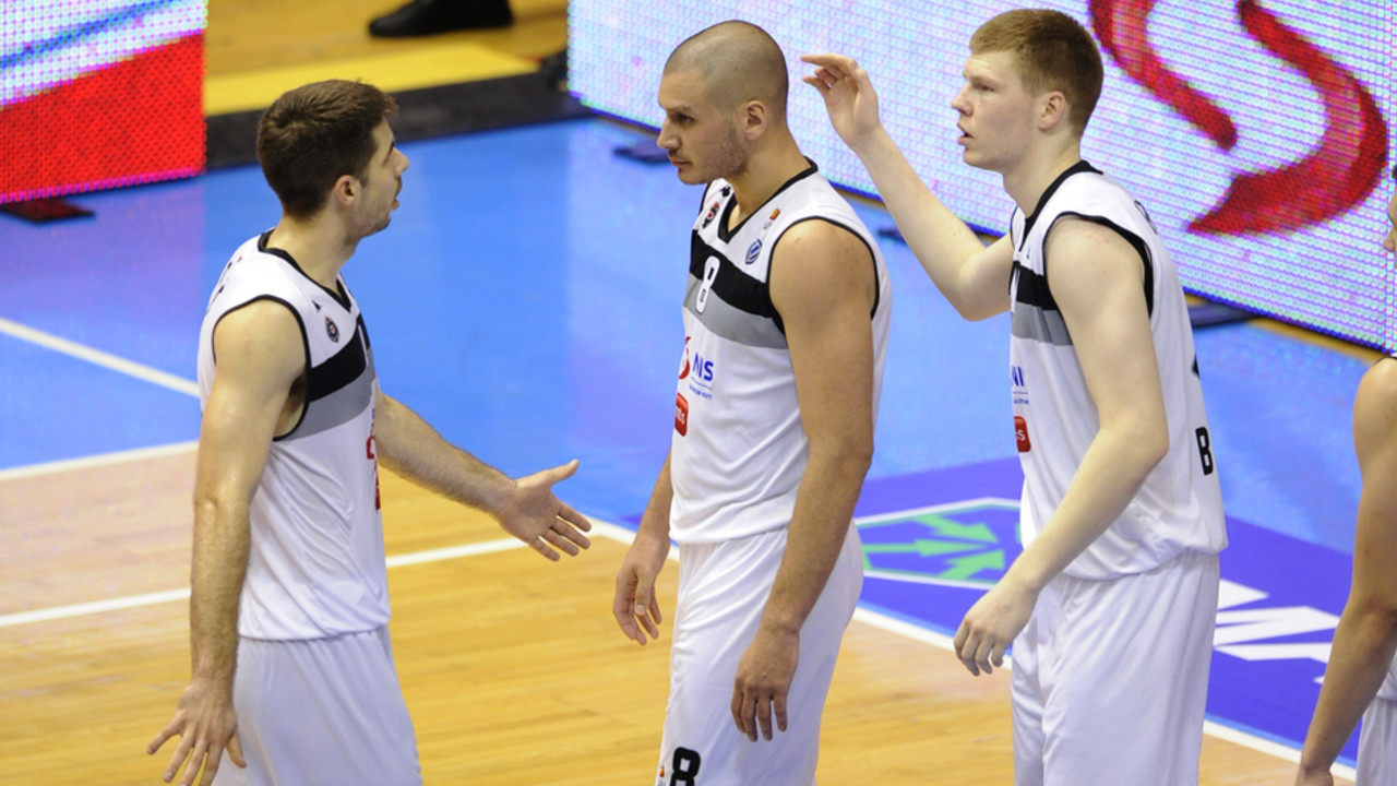Davis Bertans sa Aleksandrom Pavlovićem i Milenkom Tepićem