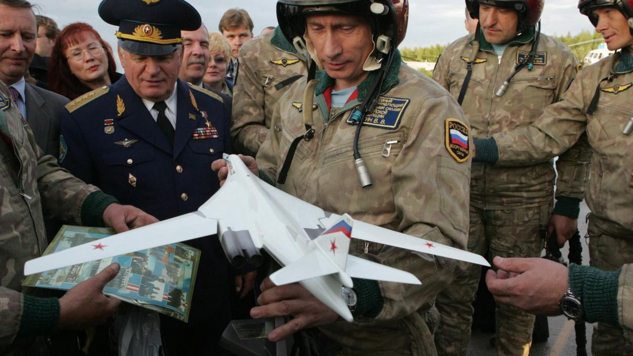 Putin drži maketa bombardera Tu-160