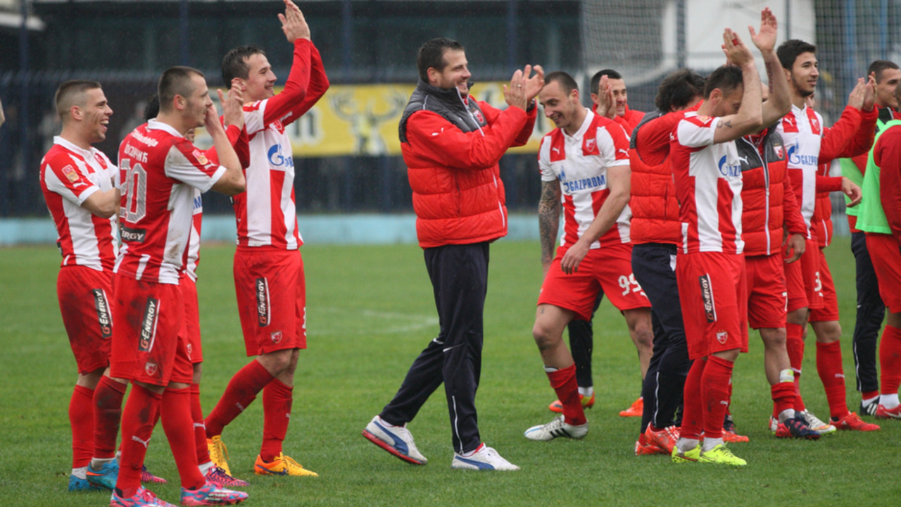 Nenad Lalatović sa igračima Zvezede na treningu