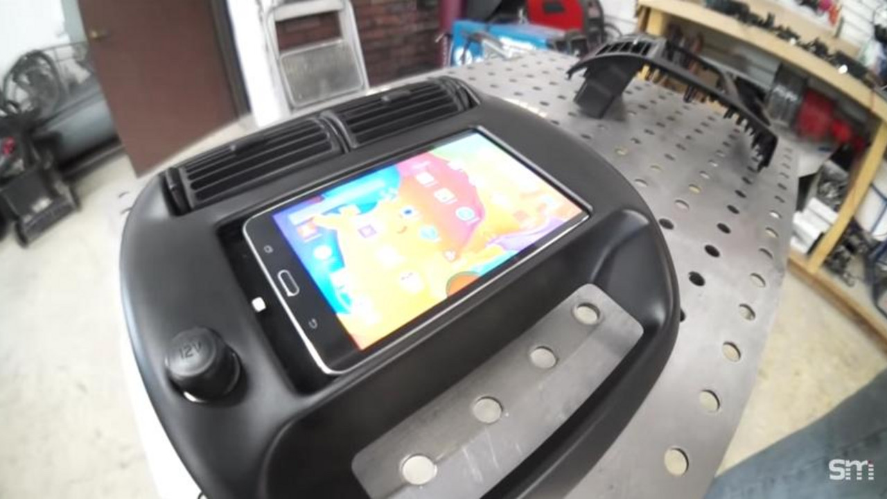 Tablet u automobilu!