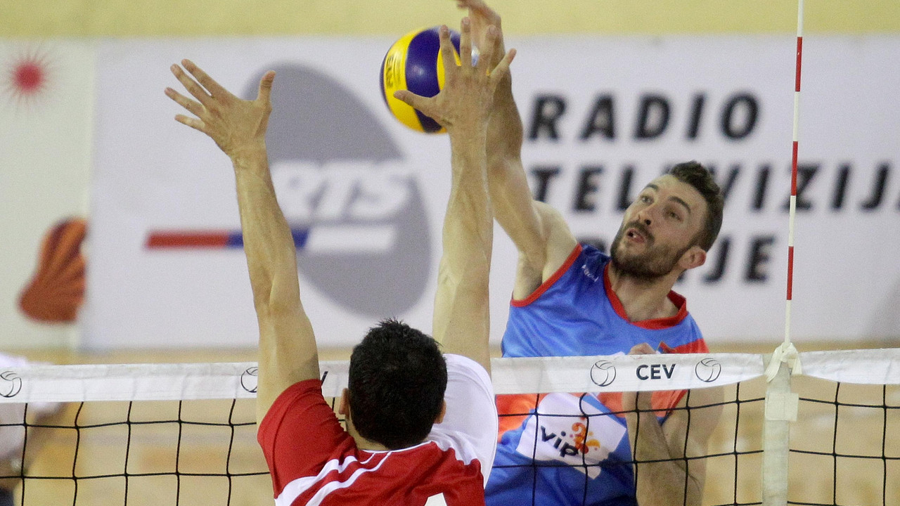 Nikola Kovačević smečuje pored reprezentivca Bugarske.