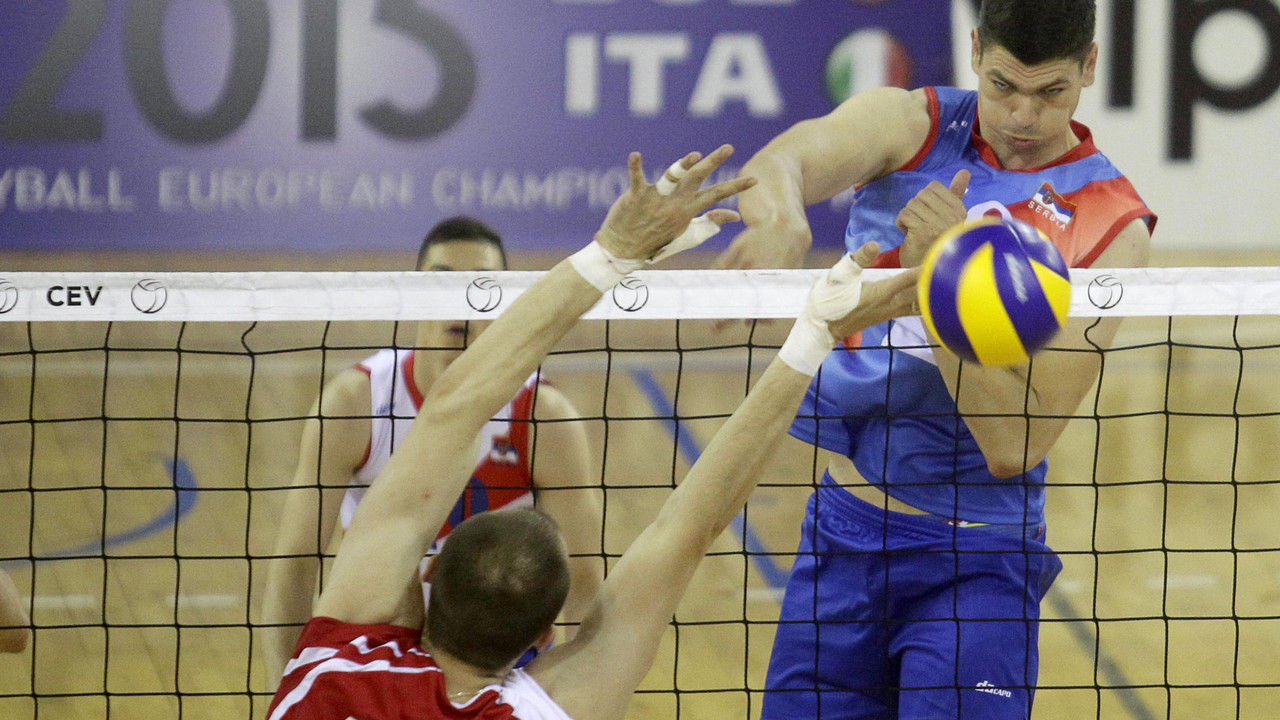 Marko Podraščanin smečuje pored Bugara.