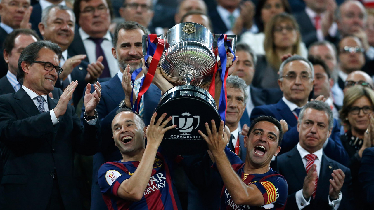 Andres Inijesta i Ćavi Ernandez podižu pehar namenjen osvajaču Kupa kralja