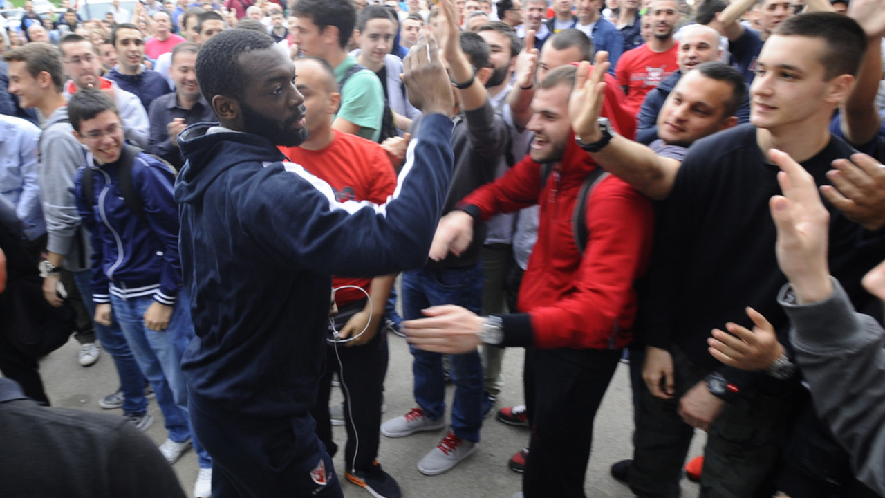 Košarkaš Crvene zvezde Čarls Dženkins sa navijačima