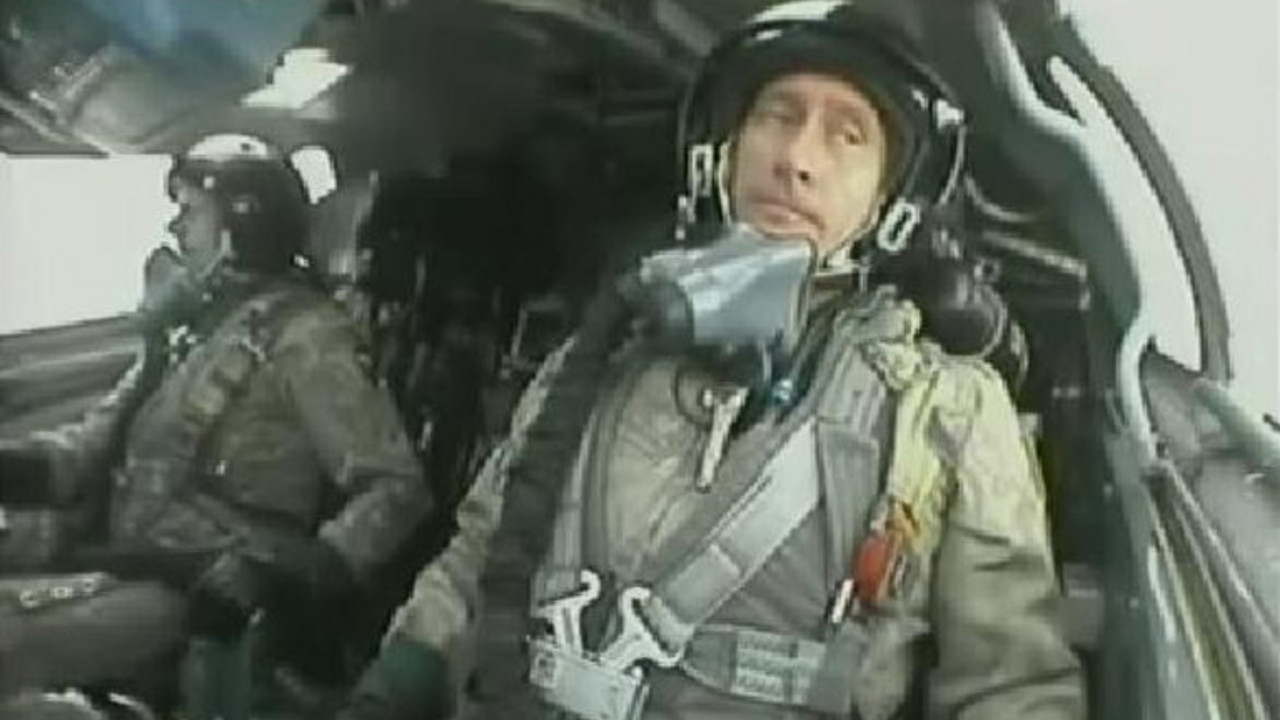 Vladimir Putin upravlja avionom