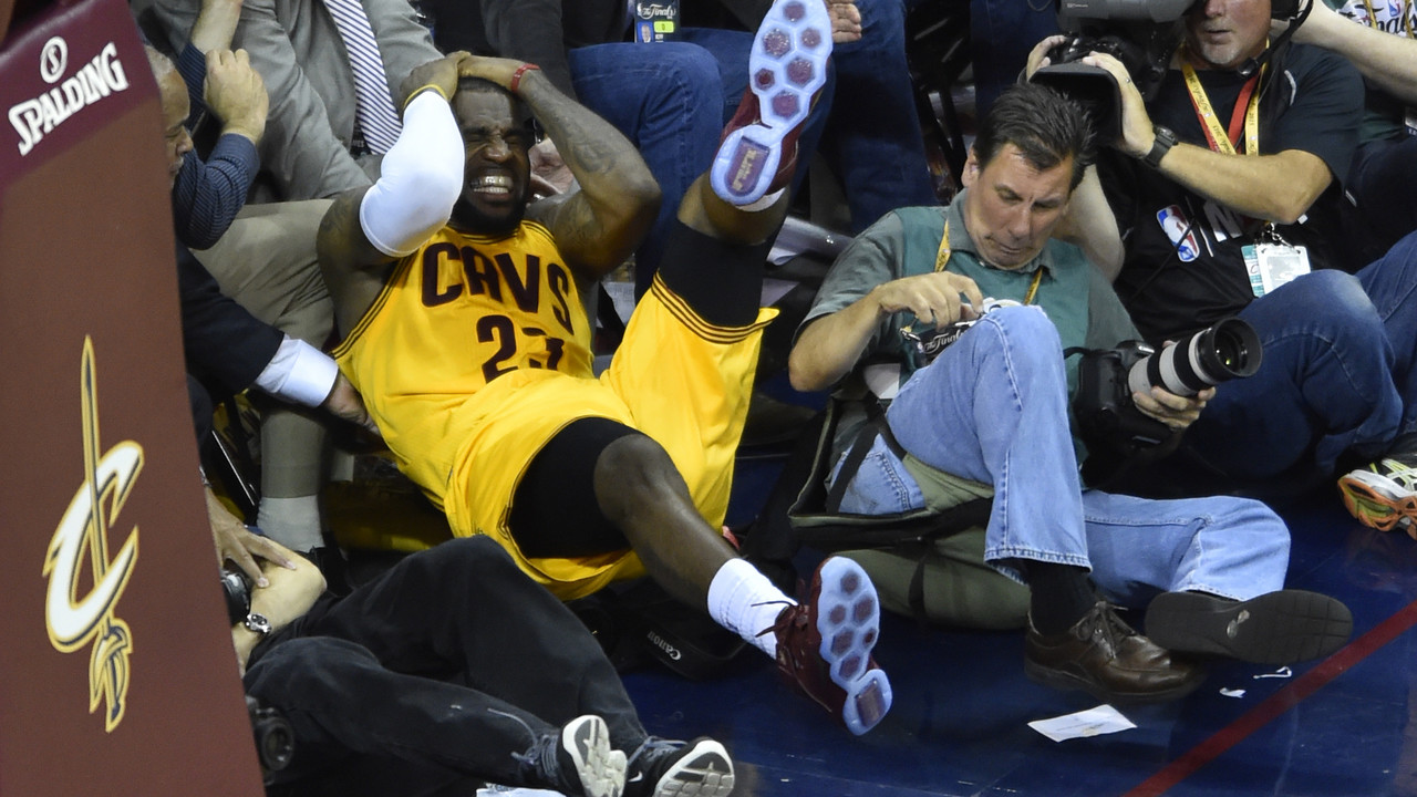 Lebron Džejms razbija glavu o kameru.