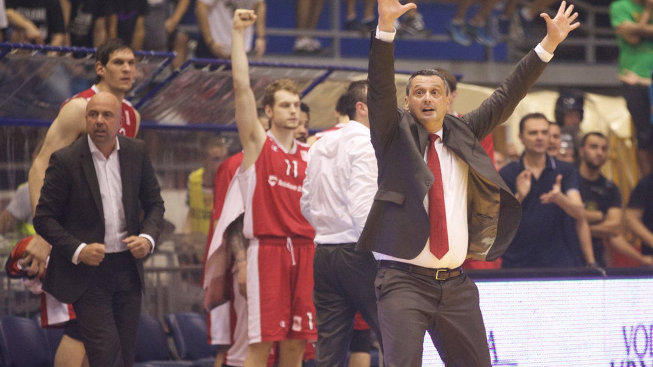 Dejan Radonjić i klupa Crvene zvezde u drugom meču finala plej-ofa KLS protiv Partizana